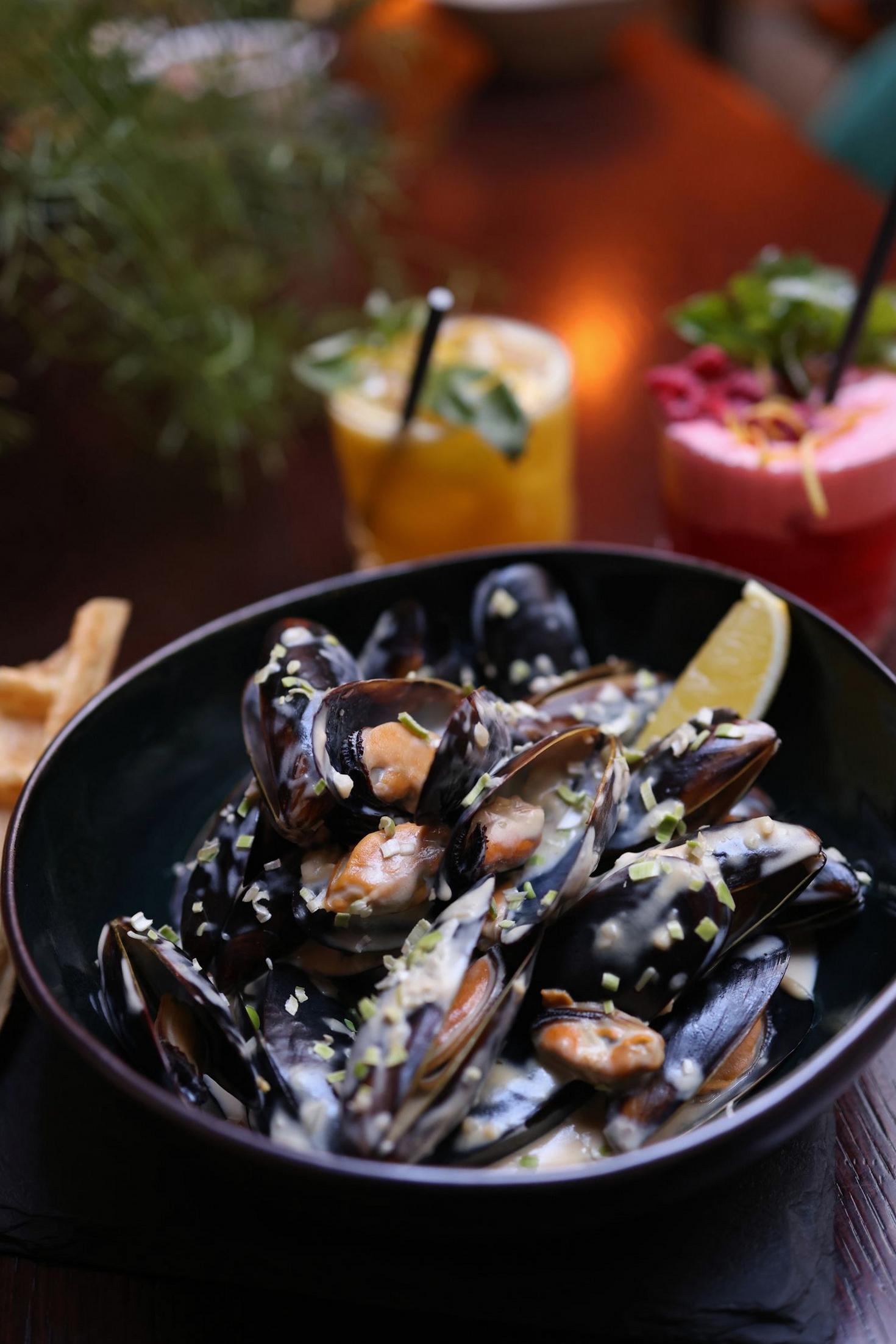 Delicious mussels and cocktails